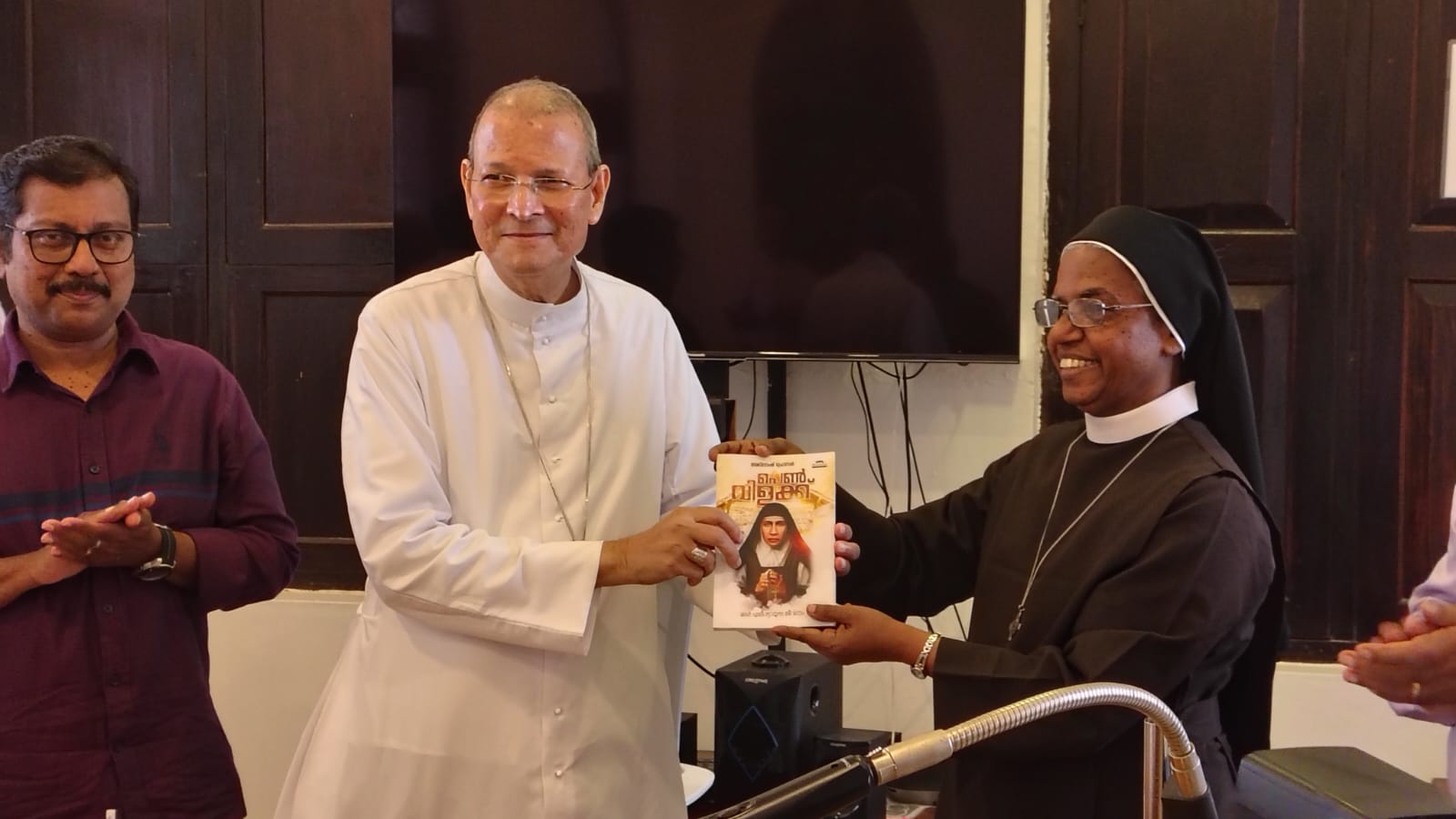 ‘പെണ്വിളക്ക്, മദര് ഏലീശ്വയുടെ ജീവിതം’പ്രകാശനം ചെയ്തു