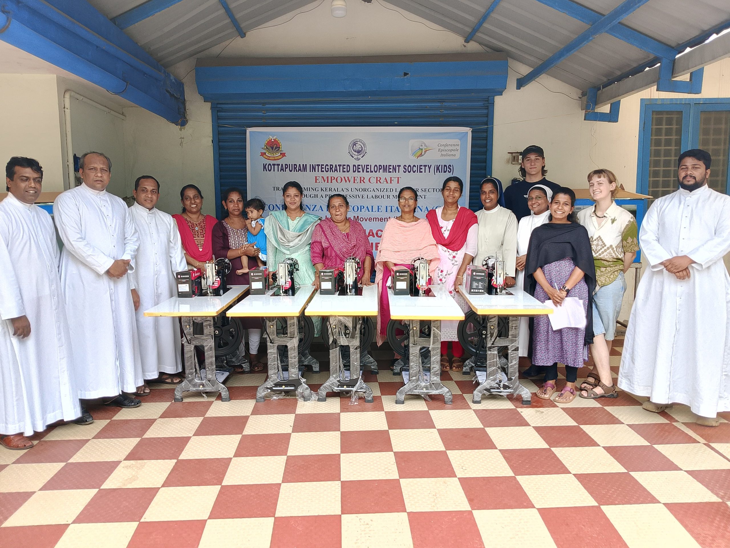 തയ്യൽ തൊഴിലാളികള്ക്ക് തയ്യൽ മെഷീനുകൾ വിതരണം ചെയ്തു