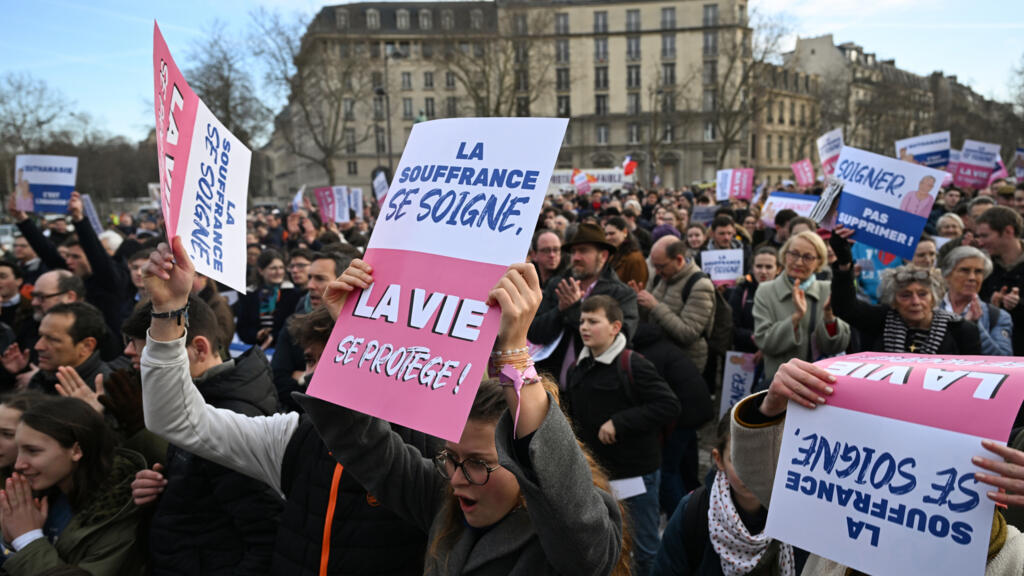 പാരീസിലെ വാർഷിക പ്രോലൈഫ് റാലിയിൽ അണിനിരന്നത് പതിനായിരത്തോളം പേർ.