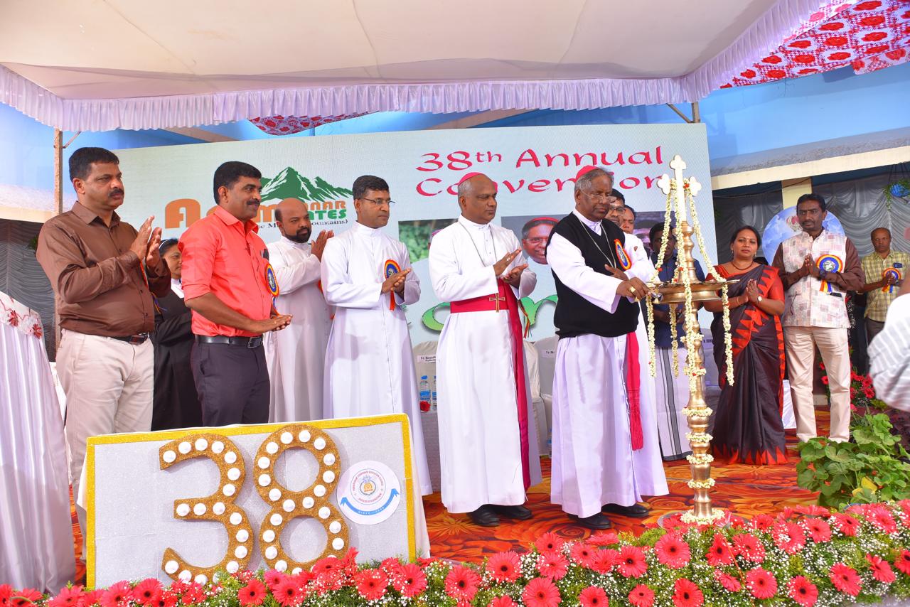 അധ്യാപകർ വഴിമാറി സഞ്ചരിക്കുന്നവരാകണം: ബിഷപ്പ് തെക്കെതേച്ചേരിൽ