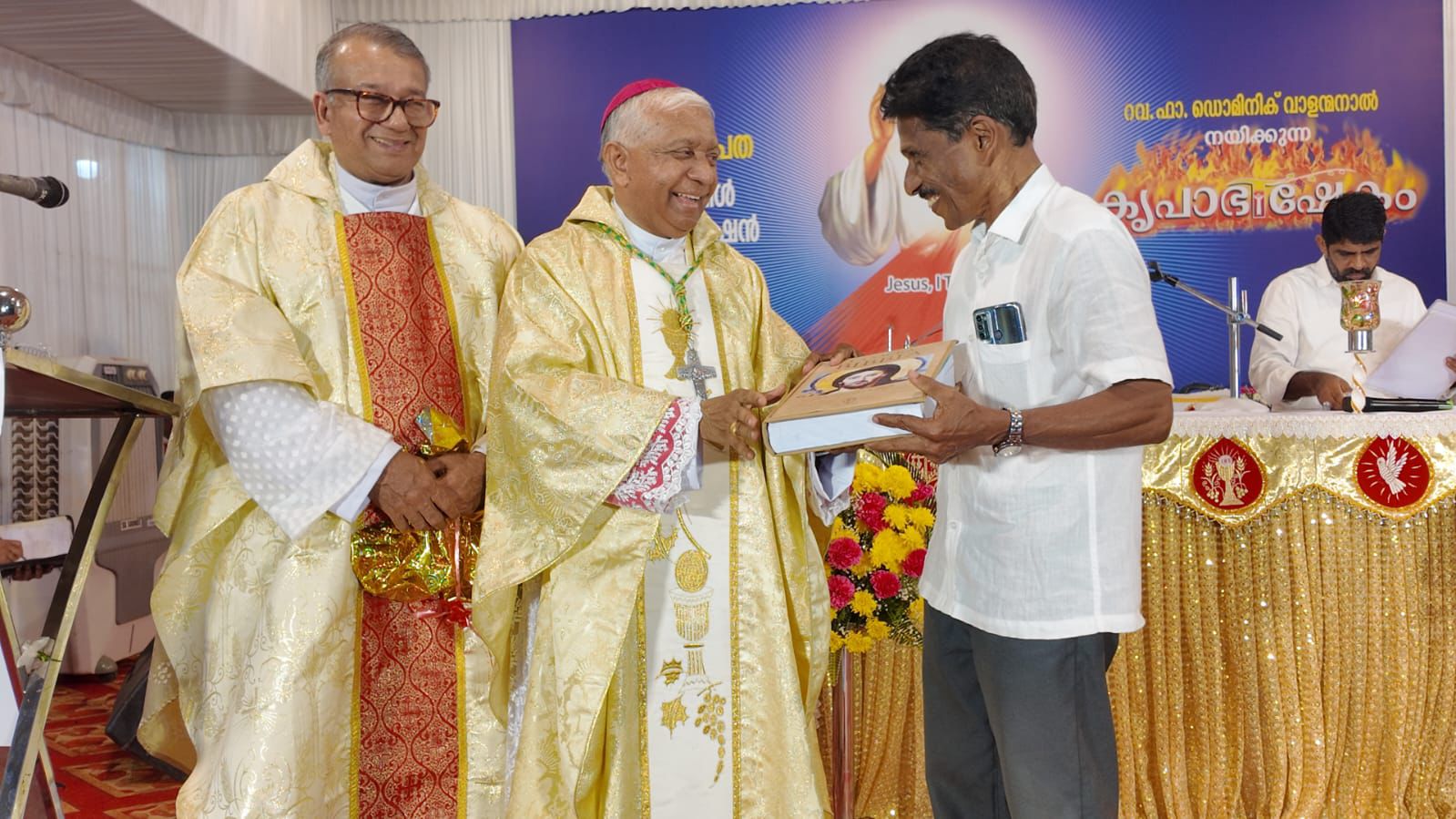 ബൈബിളിന്റെ ഇറ്റാലിയൻ കൈയെഴുത്ത് പ്രതിയുമായി വിജയകുമാർ