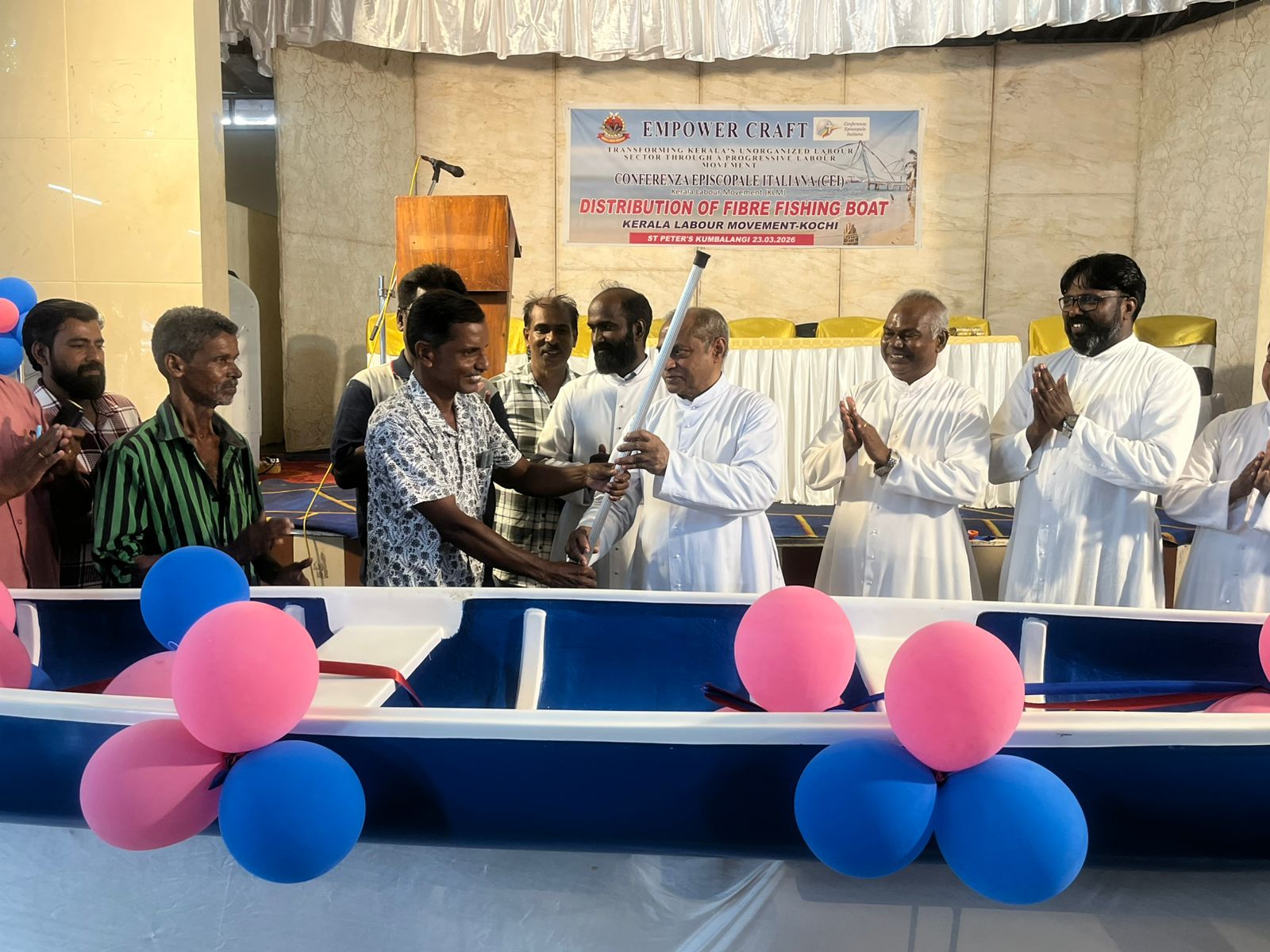 മത്സ്യത്തൊഴിലാളി കുടുംബങ്ങൾക്ക് കെ.എൽ.എം. കൊച്ചിയുടെ ഈസ്റ്റർ സമ്മാനം; 16 വള്ളങ്ങൾ