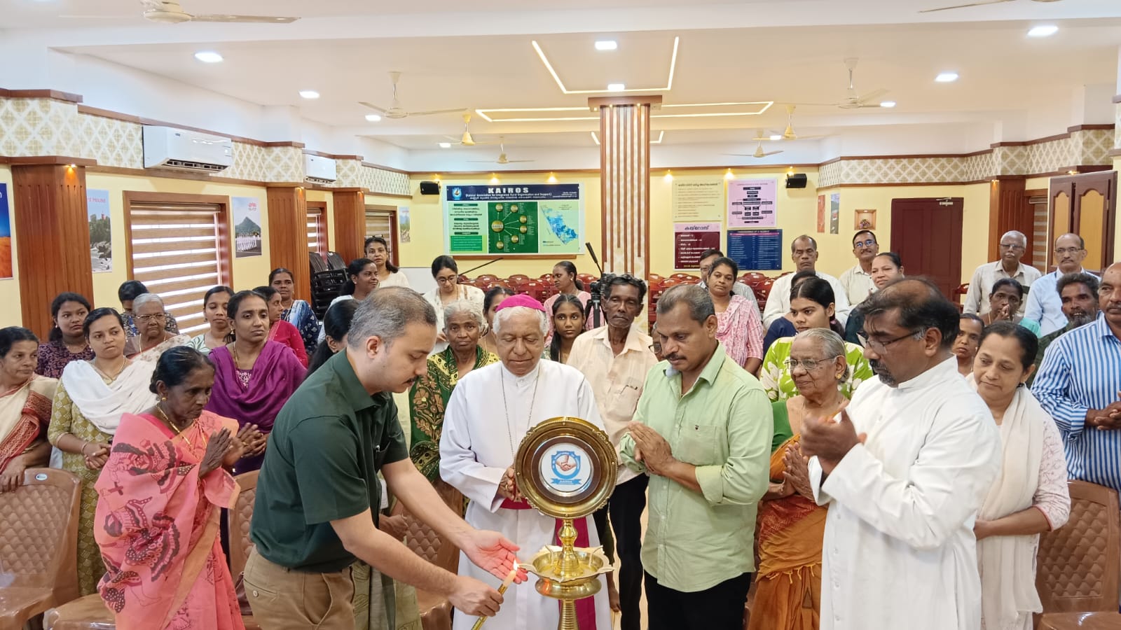 ഹിയറിങ് എയ്ഡ്, വീൽചെയർ തുടങ്ങിയ ഉപകരണങ്ങൾ വിതരണം ചെയ്തു കൈറോസ്