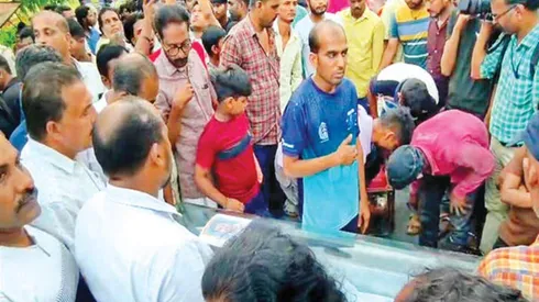 എടയാർ തീപിടിത്തം ; 15 ലക്ഷം നഷ്ടപരിഹാരം നൽകാൻ തീരുമാനമായി എടയാറിലെ ഓയിൽകമ്പനിയിലുണ്ടായ തീപ്പിടിത്തത്തിൽ മരിച്ച ബിഹാർ സ്വദേശി ശത്രുഖൻ മുഖ്യയുടെ കുടുംബത്തിന് മതിയായ നഷ്ടപരിഹാരം പ്രഖ്യാപിക്കാത്തതിൽ വൻ പ്രതിഷേധം.