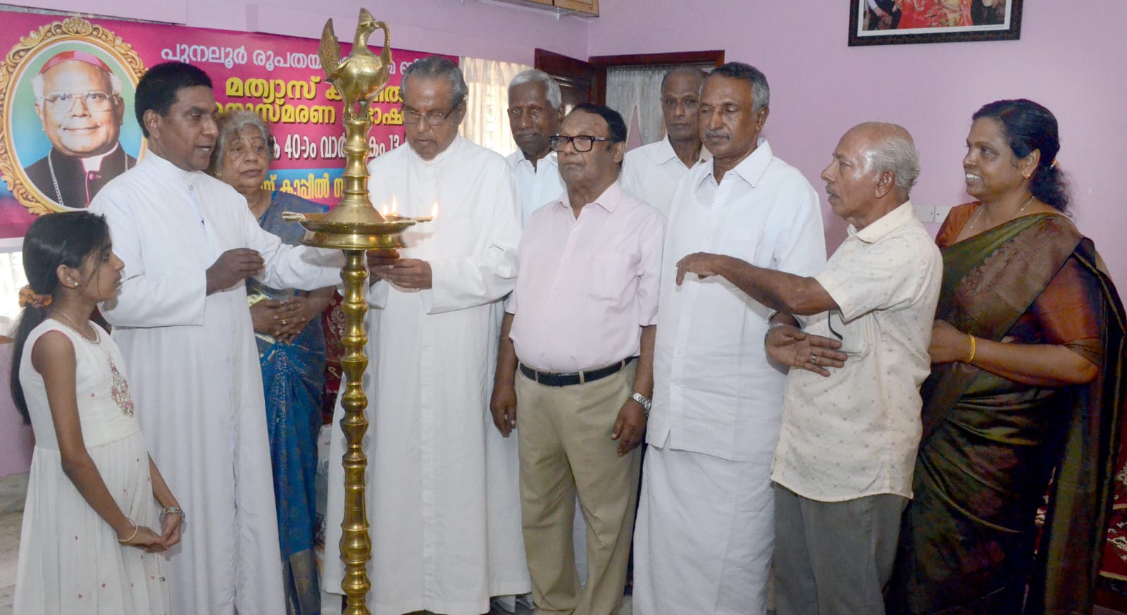 ബിഷപ്പ് മത്യാസ് കാപ്പിൽ ദർശനികനായ മിഷനറി: മോൺ. കായാവിൽ ബിഷപ്പ് മത്യാസ് കാപ്പിൽ സാംസ്കാരിക സമിതി സംഘടിപ്പിച്ച പുനലൂർ രൂപതയുടെ പ്രഥമ ബിഷപ്പ് ഡോ. മത്യാസ് കപ്പിൽ അ അനുസ്മരണ പ്രഭാഷണ സമ്മേളനം മോൺ. ഫെർഡിനാൻഡ് കായാവിൽ ഉദ്ഘാടനം ചെയ്യുന്നു. ഫാദർ ലാസർ എസ്. പട്ടകടവ്, സമിതി പ്രസിഡൻറ് നെൽസൺ പൊലി ക്കാർപ്, ബിഷപ്പ് ജനറൽ സെക്രട്ടറി പ്രൊഫ. സ്റ്റാലിൻ കാപ്പിൽ, ട്രഷറർ ഫ്രാൻസിസ് സേവ്യർ, വൈസ് പ്രസിഡന്റ് അൽഫോൻസ് ഫിലിപ്പ്, സെക്രട്ടറി പ്രസന്ന പി. എൽ, കേരളടൈംസ് അൽഫോൺസ്എന്നിവർ സമീപം.