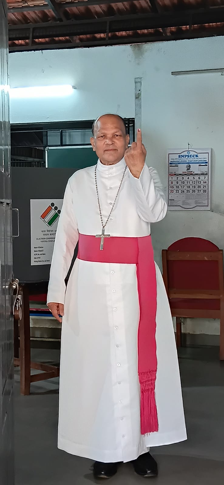 കോഴിക്കോട് ആർച്ച് ബിഷപ്പ് ഡോക്ടർ വർഗീസ് ചക്കാലക്കൽ ഇന്ന് രാവിലെ ഏഴുമണിക്ക് മലാപ്പറമ്പ് ജി യു പി സ്കൂളിൽ വോട്ട് ചെയ്തതിനുശേഷം