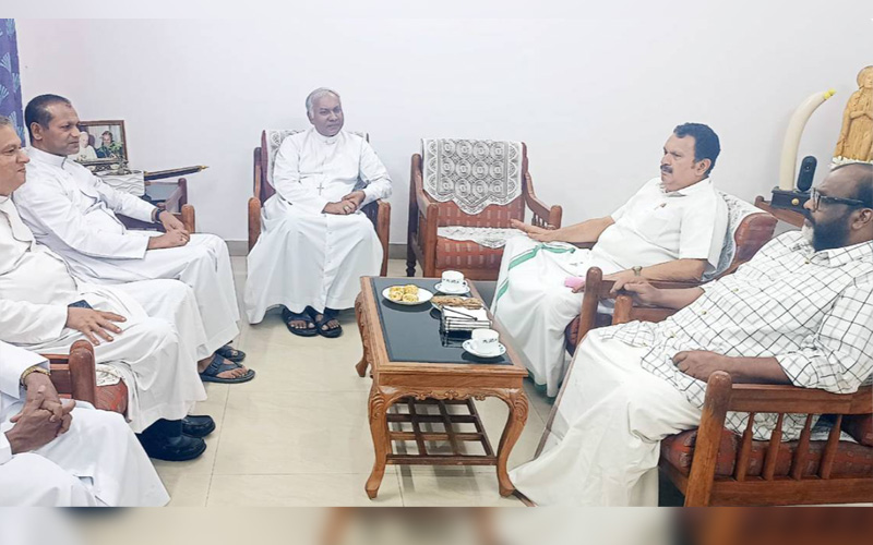 ലത്തീൻ അതിരൂപത ആസ്ഥാനത്തു കൂടികാഴ്ച നടത്തി മന്ത്രിമാർ.