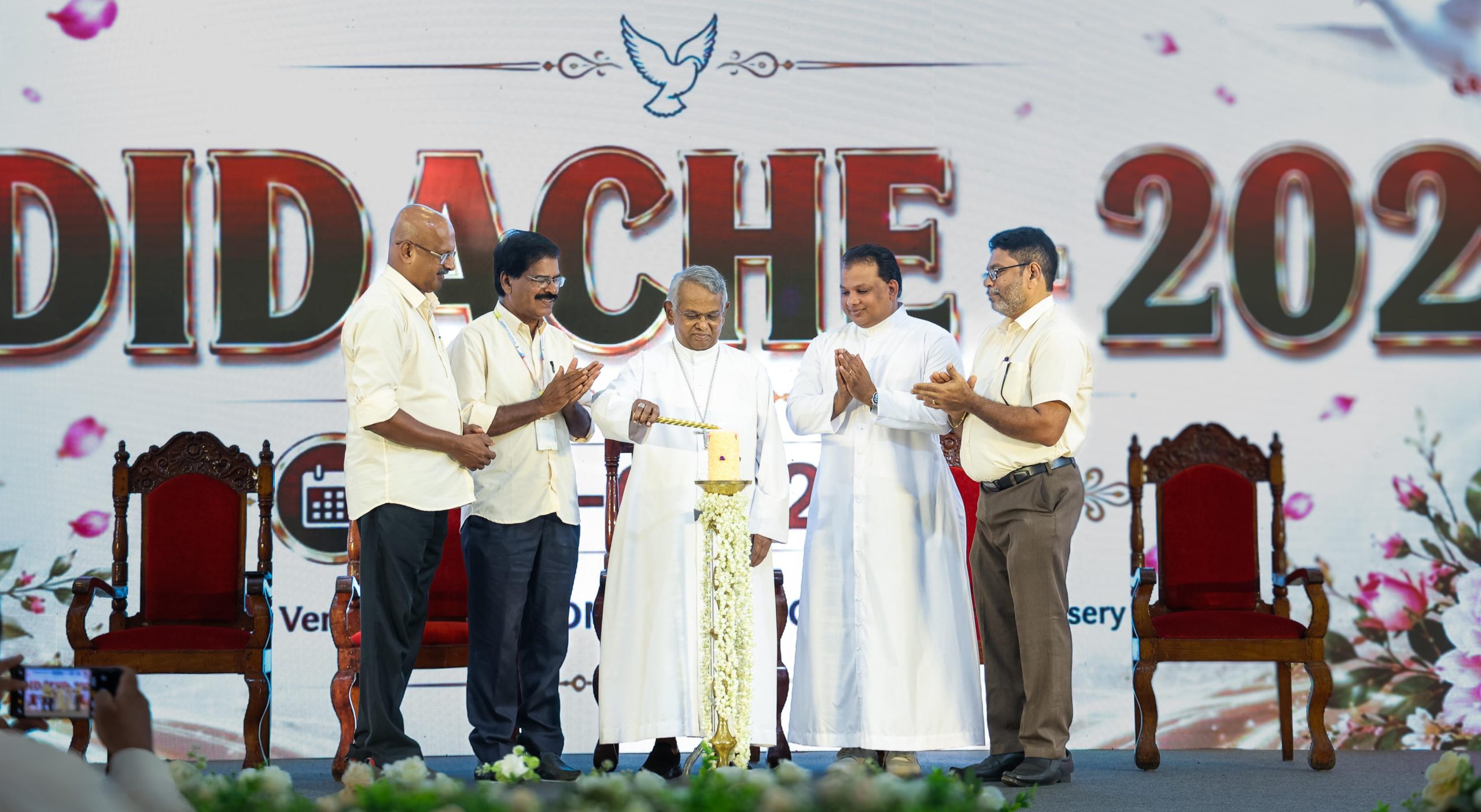 പുതുതലമുറക്ക് വെളിച്ചം പകരാൻ മുതിർന്നവർക്ക് കടമയുണ്ട്: ബിഷപ് ഡോ. ജോസഫ് കാരിക്കശേരി വരാപ്പുഴ അതിരൂപത വിശ്വാസ പരിശീലന കമ്മീഷൻ്റെ നേതൃത്വത്തിൽ കളമശ്ശേരി ആശിഷ് കൺവെൻഷൻ സെൻ്ററിൽ നടത്തിയ വിശ്വാസപരിശീലന അധ്യാപക സംഗമം ഡിഡാക്കെ 2026 കോട്ടപ്പുറം രൂപത മുൻ മെത്രാൻ ബിഷപ് ഡോ.ജോസഫ് കാരിക്കശേരി ഉദ്ഘാടനം ചെയ്യുന്നു. വിശ്വാസപരിശീലന കമ്മീഷൻ ഡയറക്ടർ ഫാ.വിൻസെൻ്റ് നടുവിലപറമ്പിൽ കമ്മീഷൻ സെക്രട്ടറി ജോസ് ഡിക്സൺ, മാനേജർ ജോസ് എൻ .വി , ജനറൽ കൺവീനർ പീറ്റർ കൊറയ എന്നിവർ സമീപം