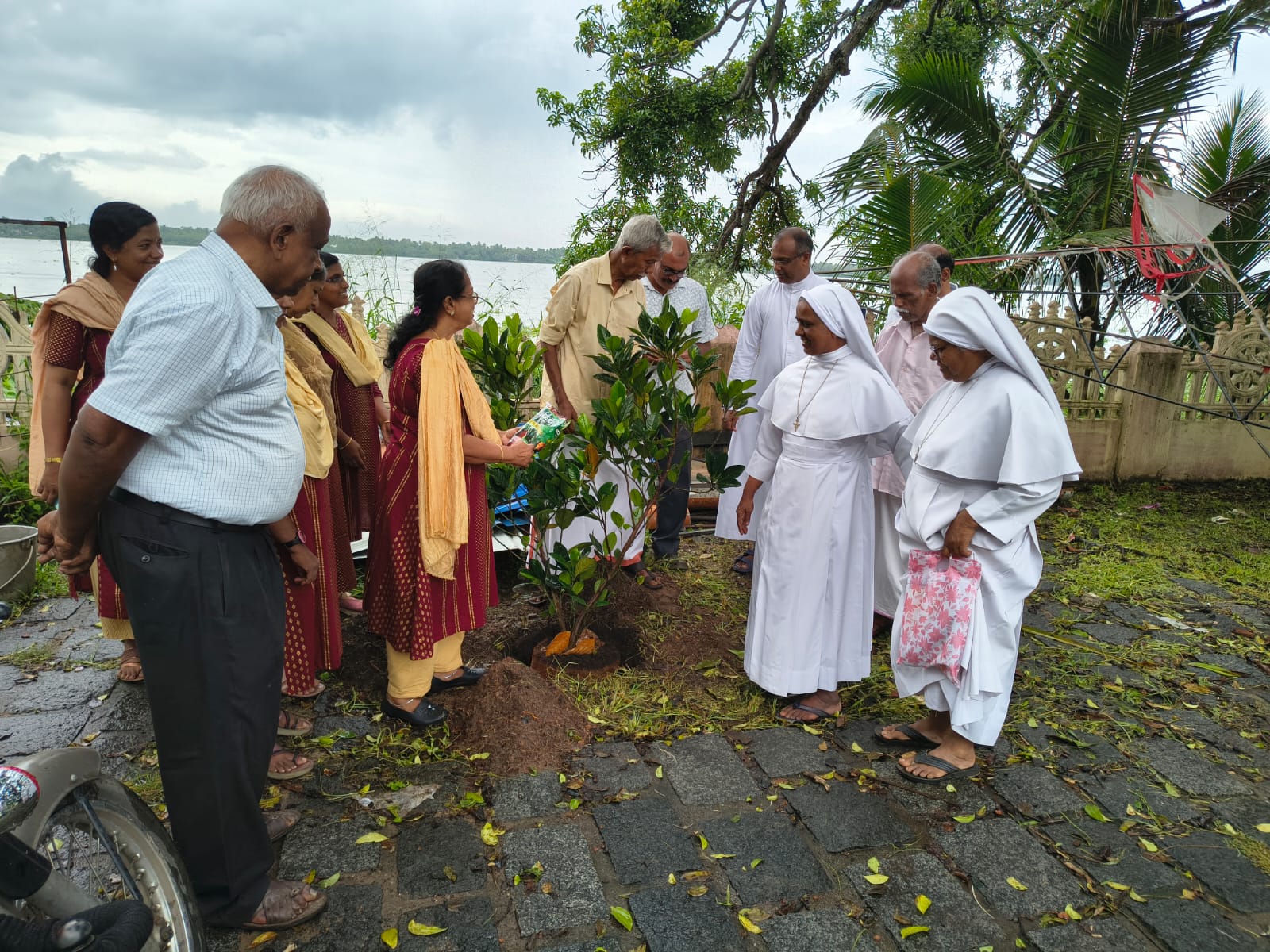 പരിസ്ഥിതി ദിനാഘോഷവും പഠനോപകരണ വിതരണവും