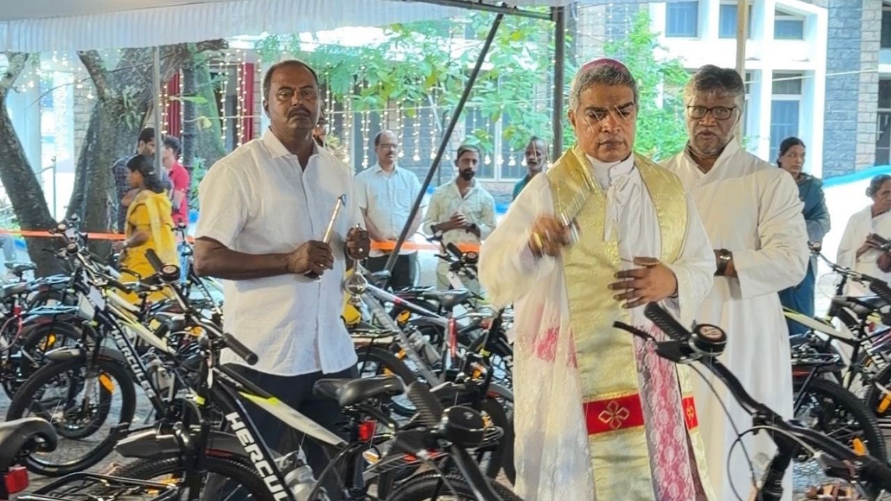 മുടങ്ങാതെ ദിവ്യബലിയിൽ പങ്കെടുത്ത കുട്ടികൾക്ക് സൈക്കിൾ സമ്മാനം