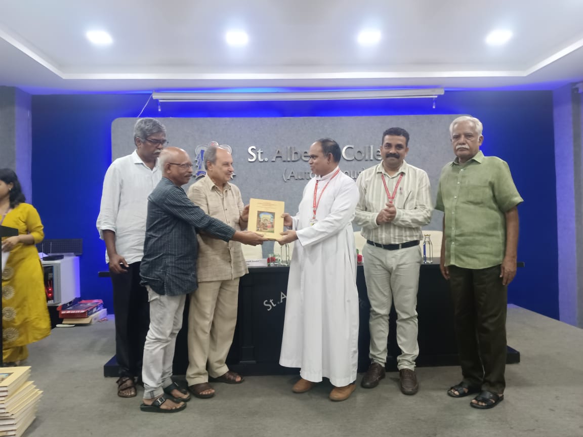 ഹോർത്തൂസ് മലബാറിക്കസസിന്റെ 12 വാല്യങ്ങൾ കൈമാറി
