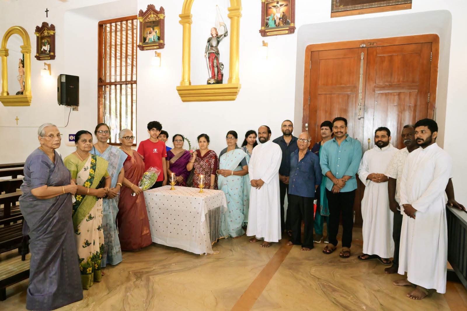 മാഹി ബസിലിക്കയിൽ വിശുദ്ധ ജോവാൻ ഓഫ് ആർക്കിന് പുഷ്പമർപ്പിച്ച് ഫ്രഞ്ച് പൗരന്മാർ