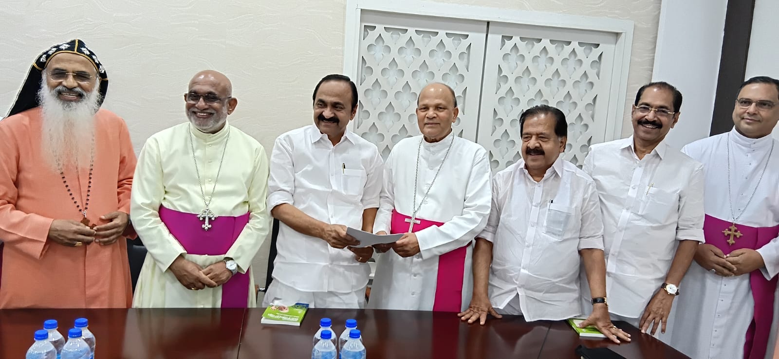 കോഴിക്കോട് അതിരൂപത മെത്രാപ്പോലീത്ത ബിഷപ് വർഗീസ് ചക്കാലക്കൽ മുഖ്യമന്ത്രി വി ഡി സതീശനുമായി കൂടിക്കാഴ്ച നടത്തി
