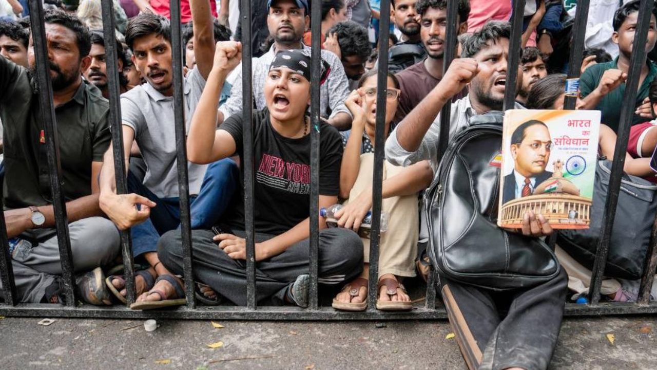 ഇരമ്പമൊന്നു കേട്ടുവോ, വിളിക്കയാണ് തെരുവുകള്
