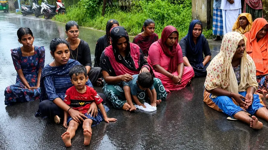 മുതലപ്പൊഴി ബോട്ട് അപകടം: കാണാതായ മത്സ്യത്തൊഴിലാളിക്കായി തെരച്ചിൽ തുടരുന്നു; സർക്കാർ അനാസ്ഥക്കെതിരെ പ്രതിഷേധം