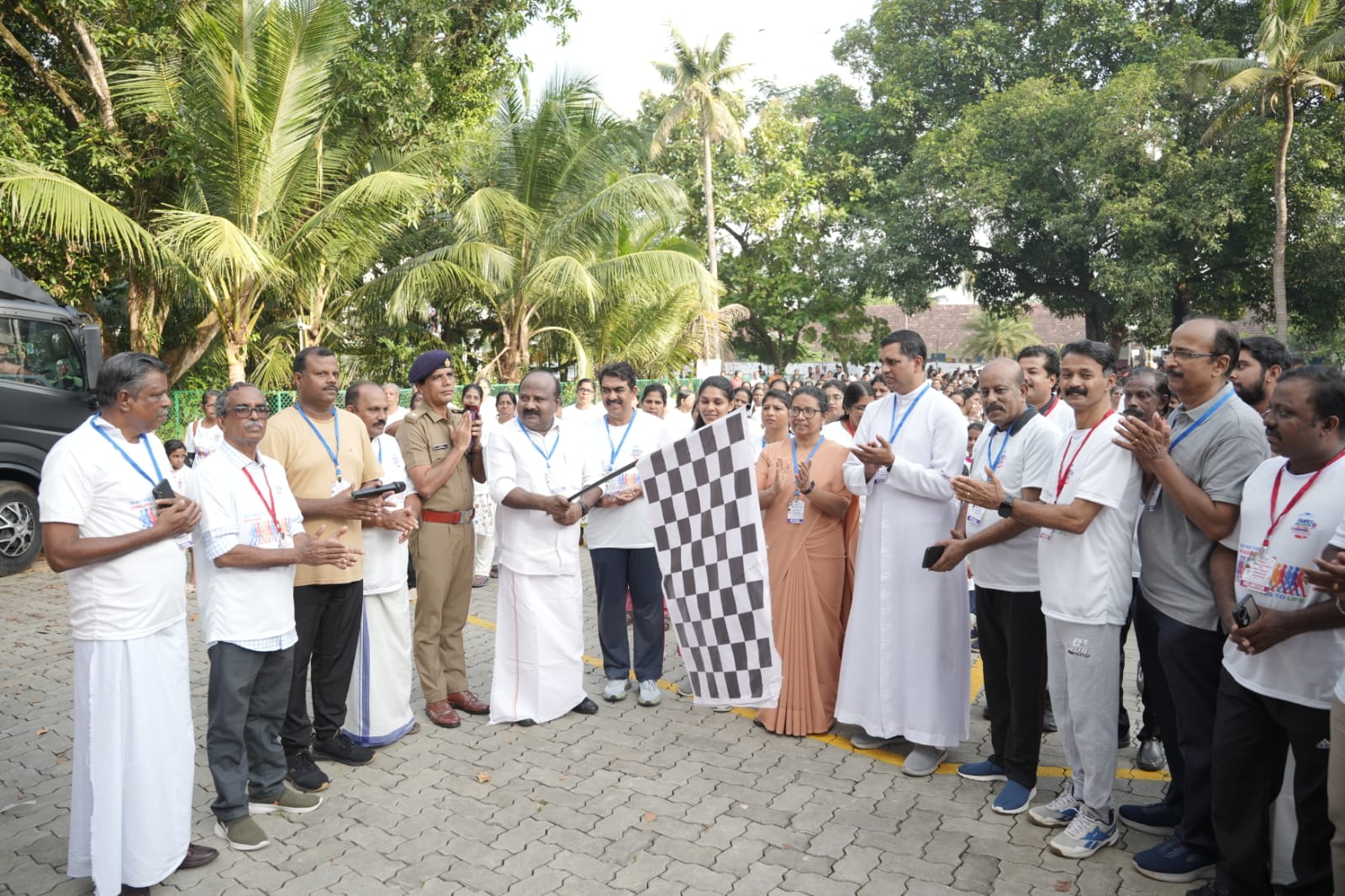 ലഹരി വിരുദ്ധ സന്ദേശവുമായി ഫാമിലി വാക്കത്തോൺ സംഘടിപ്പിച്ചു