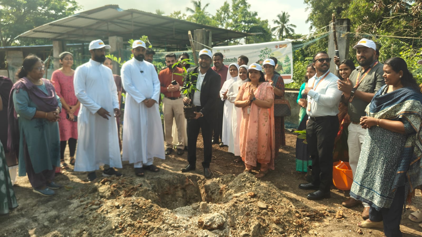 നീണ്ടകര ശ്രേയസിൽ ലവ്ദാതോസി ഗാർഡൻ ആരംഭിച്ചു