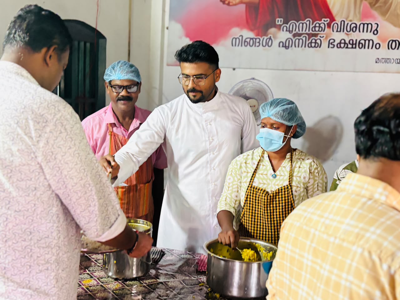 സ്നേഹത്തിന്റെ മേശയില് വിശപ്പിന് ഇടമില്ല